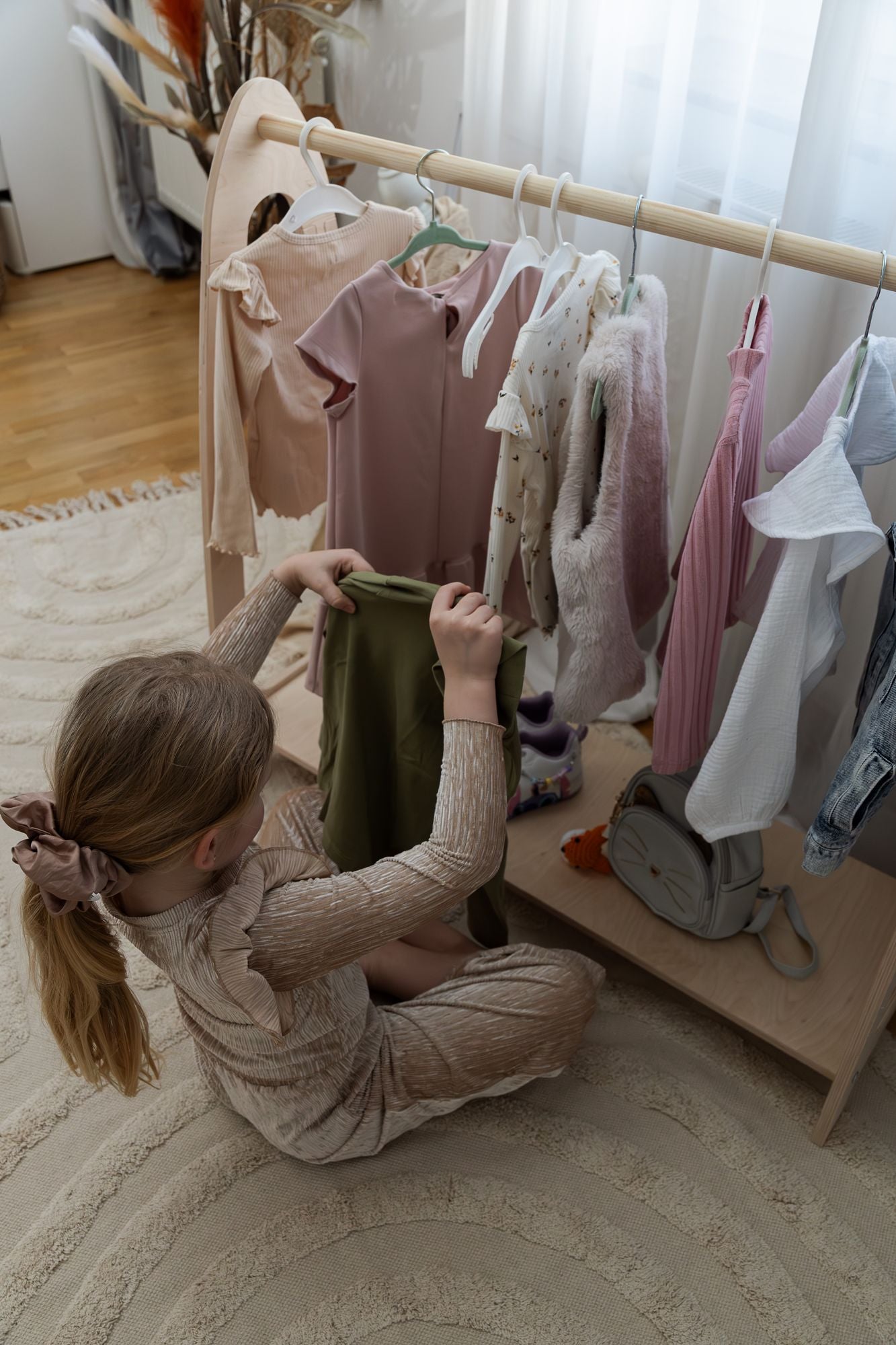 Soft Hanger - Wooden Clothes Rail With Shelve For Kids Bedroom