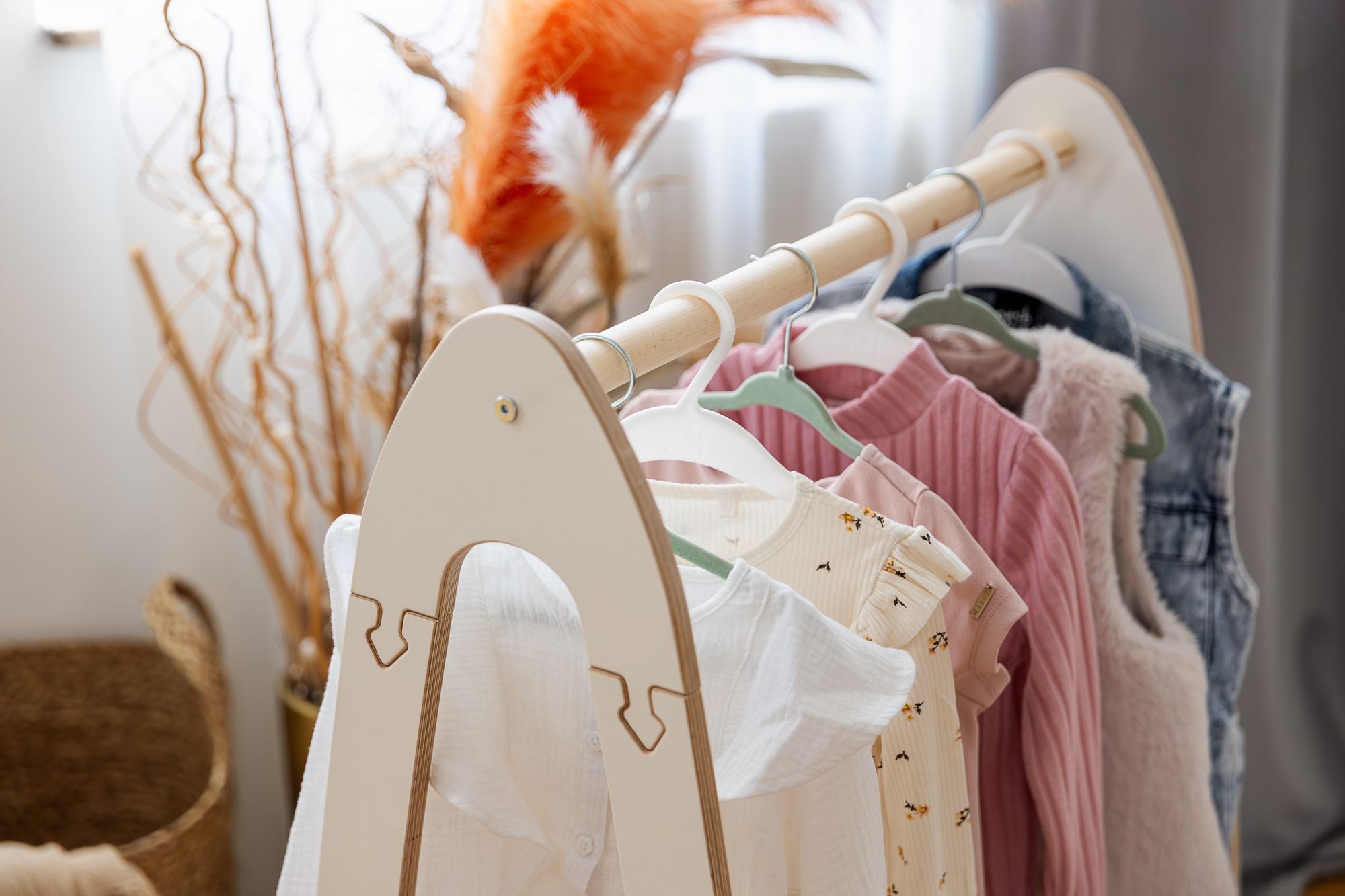 Soft Hanger - Wooden Clothes Rail With Shelve For Kids Bedroom